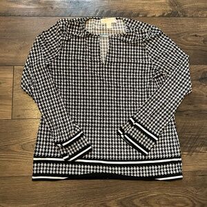 Michael Kors black white color split v neck long sleeve top Size S
